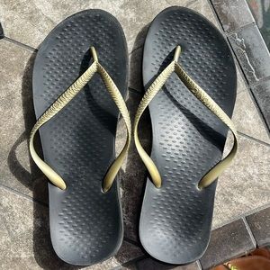 Vionic flip flops- silver/bronze